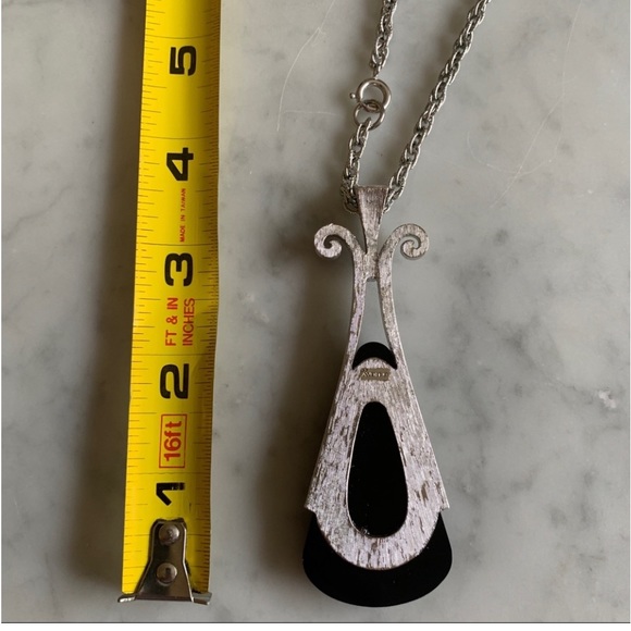 Vintage Avon Ebony Teardrop Pendant Necklace - Picture 4 of 5